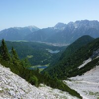 Blick Richtung Mittenwald mit Ferchensee vorne und Lautersee hinten | 10.07.2010 | 12:02 Uhr