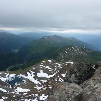 Staffelsee und Kamm bis Kreuzjöchl, dann links weiter Hohe Warte, Scheibenspitze, Schafseitenspitze. Links Kluppental, rechts Navistal | 25.06.2011 | 13:44 Uhr