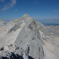 Blick zurück über den Jubiläumsgrat zur Zugspitze. Links der Nördliche Schneeferner, rechts der Höllentalferner. | 18.08.2011 | 10:27 Uhr