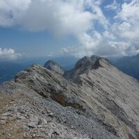 Weiterer Gratverlauf in Richtung Hochblassen mit Biwakschachtel | 18.08.2011 | 11:32 Uhr