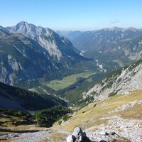 Blick zum Großen Ahornboden. Ich beginne den Abstieg am Gras rechts. | 02.10.2011 | 13:49 Uhr