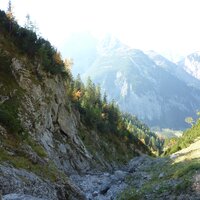 Hinter dem Felsen kommt von links eine weitere Schlucht. Ich quere links hinaus in den Wald. | 02.10.2011 | 14:44 Uhr