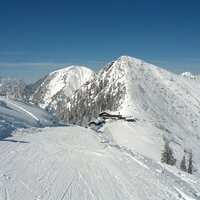 Herzogstandhaus vor Heimgarten und Martinskopf | 16.03.2013 | 11:52 Uhr