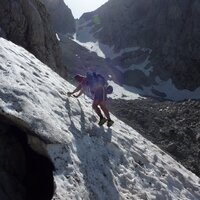 Leo mit Steinpickel am Einstiegs-Schneefeld | 09.06.2014 |  9:34 Uhr