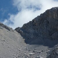 Scharte zwischen Roßkarspitze und Grubenkarspitze mit markantem Felsfenster | 18.08.2014 | 11:52 Uhr