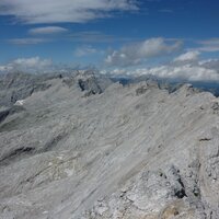 Grat zur Dreizinkenspitze. Hinten Sonnenspitze, Kaltwasserkarspitze, Birkkarspitze. | 18.08.2014 | 12:56 Uhr