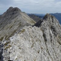 Blick zurück zur Bettlerkarspitze mit etwas schmalerem Gratabschnitt | 13.09.2015 | 11:22 Uhr