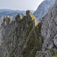 Blick zurück zur Scharte und der abfallenden Querung auf schmalem Grasband | 13.09.2020 | 11:33 Uhr