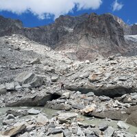 Daniel betritt den Gletscher über eine filigrane Brücke | 03.08.2022 | 13:41 Uhr